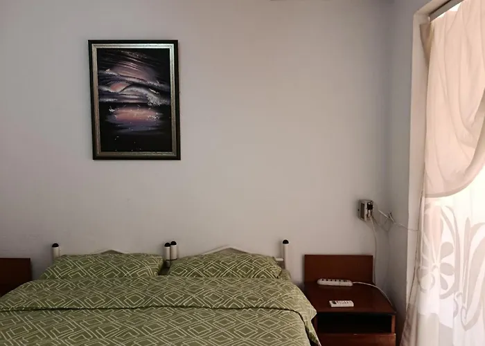 Rezidenca Pahumi Oda ve Kahvaltı Dıraç